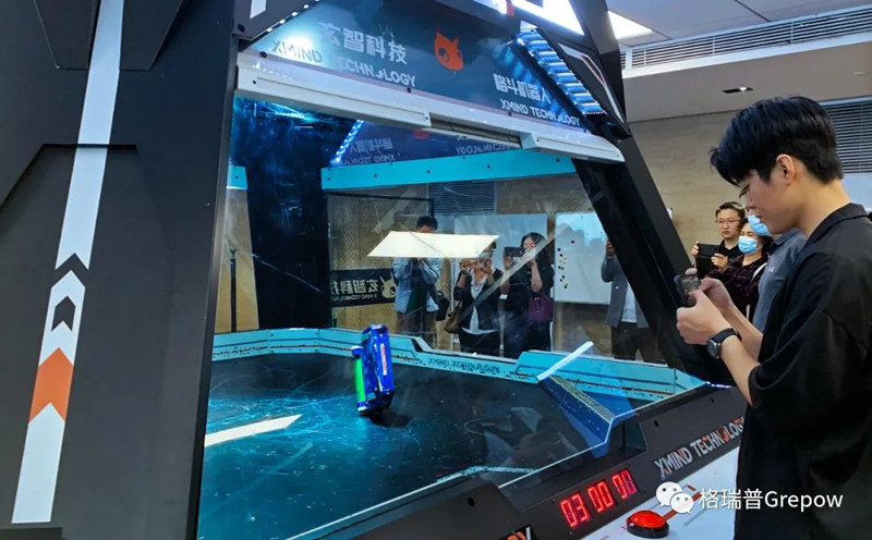 玄智科技同事在新辦公場(chǎng)所，展示了輕量級(jí)格斗機(jī)器人表演