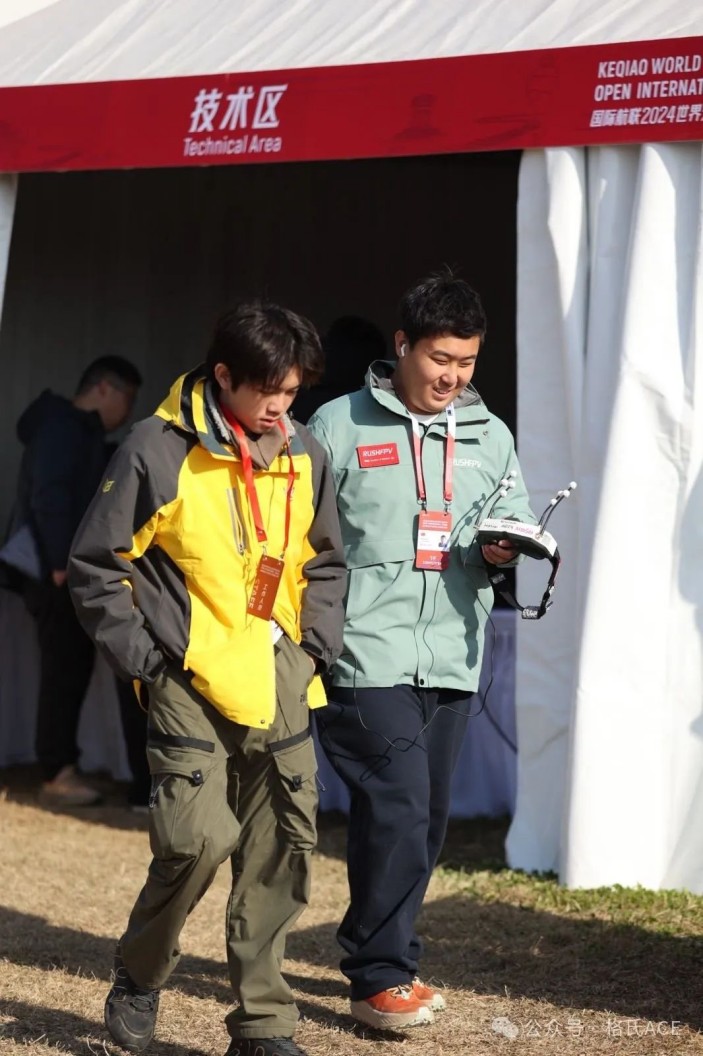 左云飛屹、右李冠辰